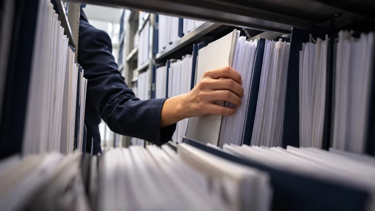 Consulta a declarações e arquivos fiscais para identificar o regime da empresa.