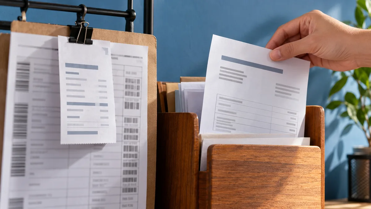 Guia tributária do vendedor separada do demonstrativo de taxas da plataforma.