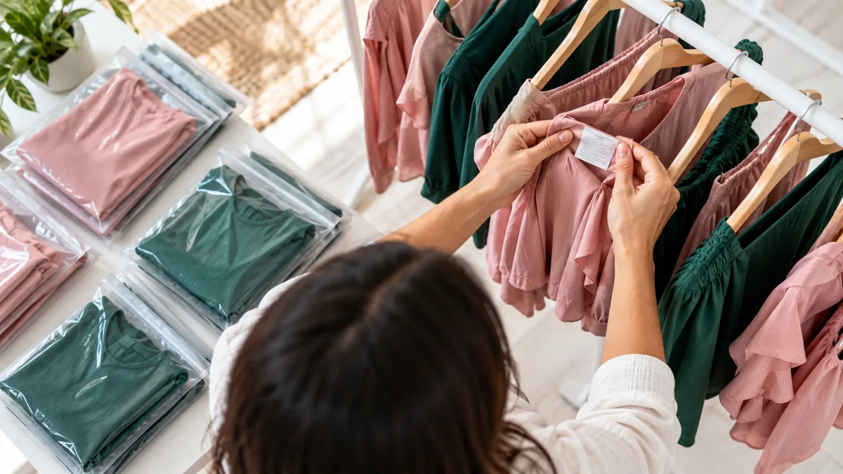 Roupas prontas conferidas e preparadas para venda em plataforma de moda.