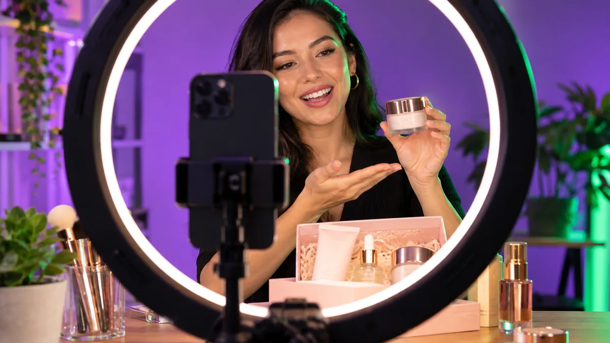 Demonstração de produtos em uma transmissão de vendas ao vivo.